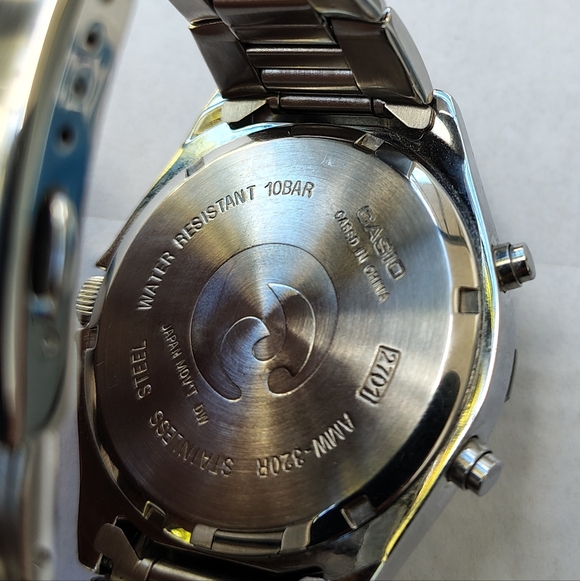 Casio AMW 320R Men's Blue Face Vintage Dive Watch - Picture 3 of 4